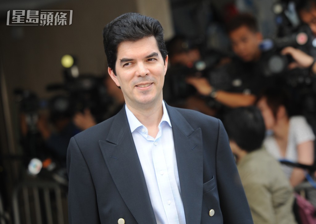 電訊盈科2009年曾經歷其私有化相關的法律挑戰，最終被高等法院上訴庭否決，當年David Webb貫徹反對電盈私有化立場。