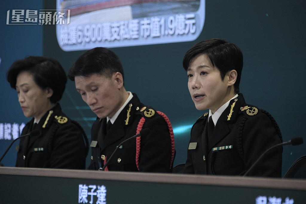 香港海关关长何珮珊（右）主持记者会。陈浩元摄