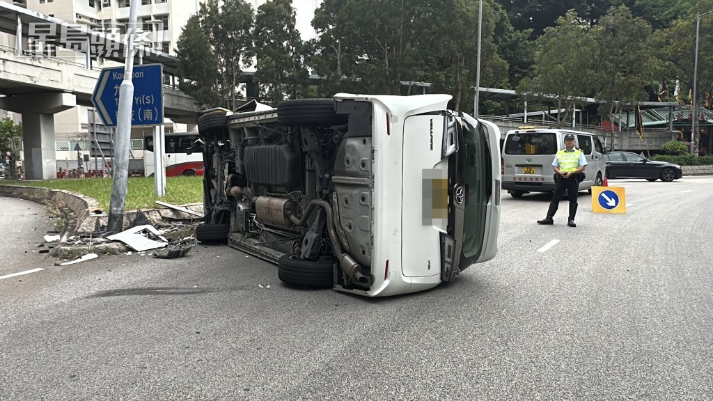 七人車翻側橫亙路上。劉漢權攝 七人車翻側橫亙路上。劉漢權攝