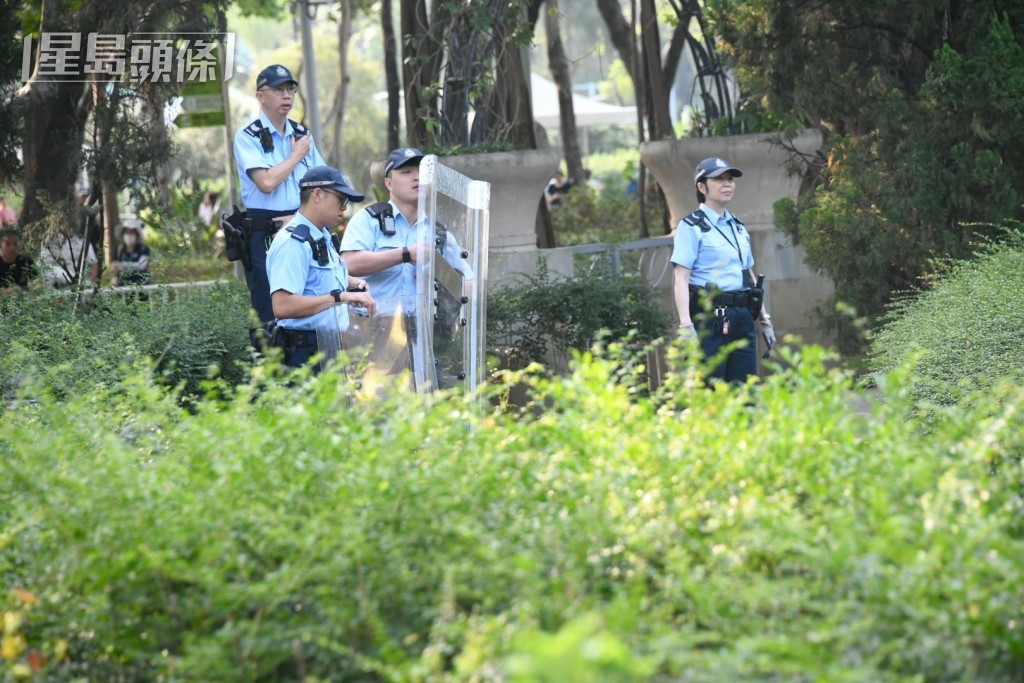 警員手持盾牌戒備。 警員手持盾牌戒備。