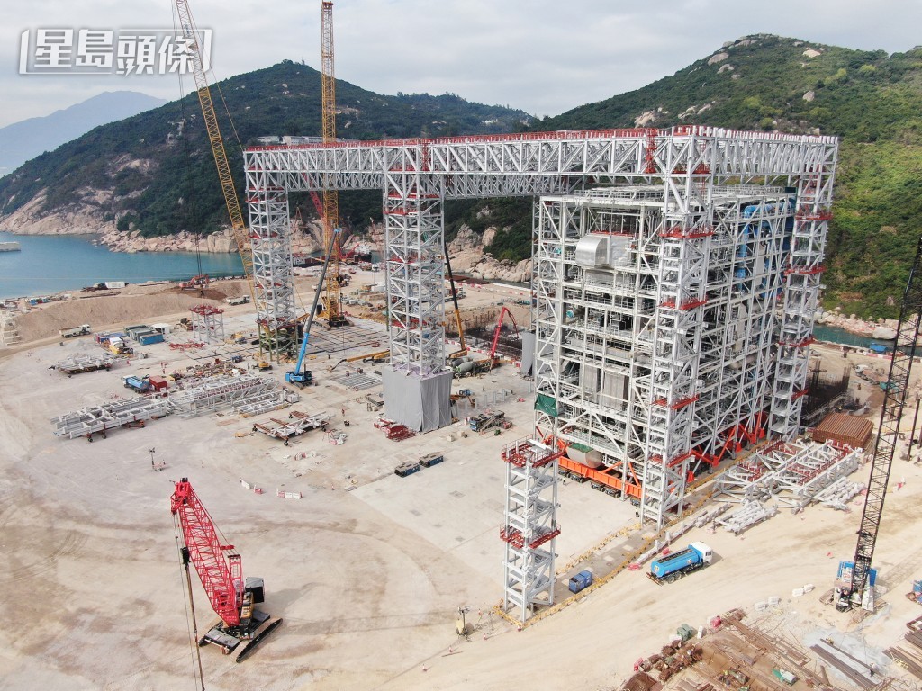 現時組件已經移動到人工島的適當位置，展開組裝工序。成功付運及組裝順利展開，讓團隊在今年能如期成功運送其餘11個組件到人工島更具信心。（環境局提供）