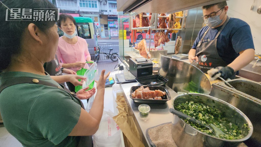 在大埔广福道经营烧腊店的周师傅指政府推行走塑政策前，已将外卖盒转成胶兜。