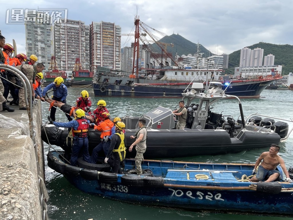 多名救援人員將3人救回岸邊，再由救護車轉送醫院搶救。