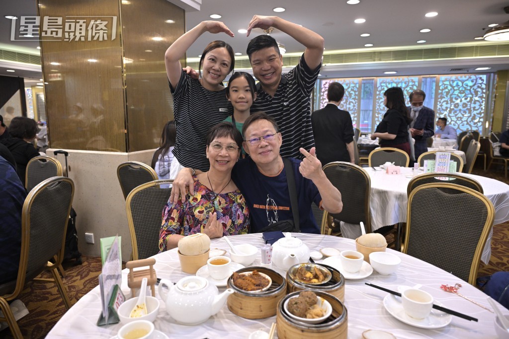 李太一家三代同堂一同慶祝。