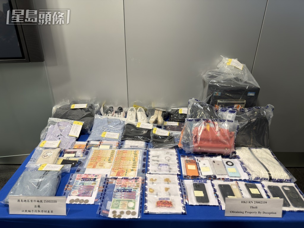 警方檢獲大批證物,包括名牌手袋及手機等。梁國峰攝 警方檢獲大批證物,包括名牌手袋及手機等。梁國峰攝