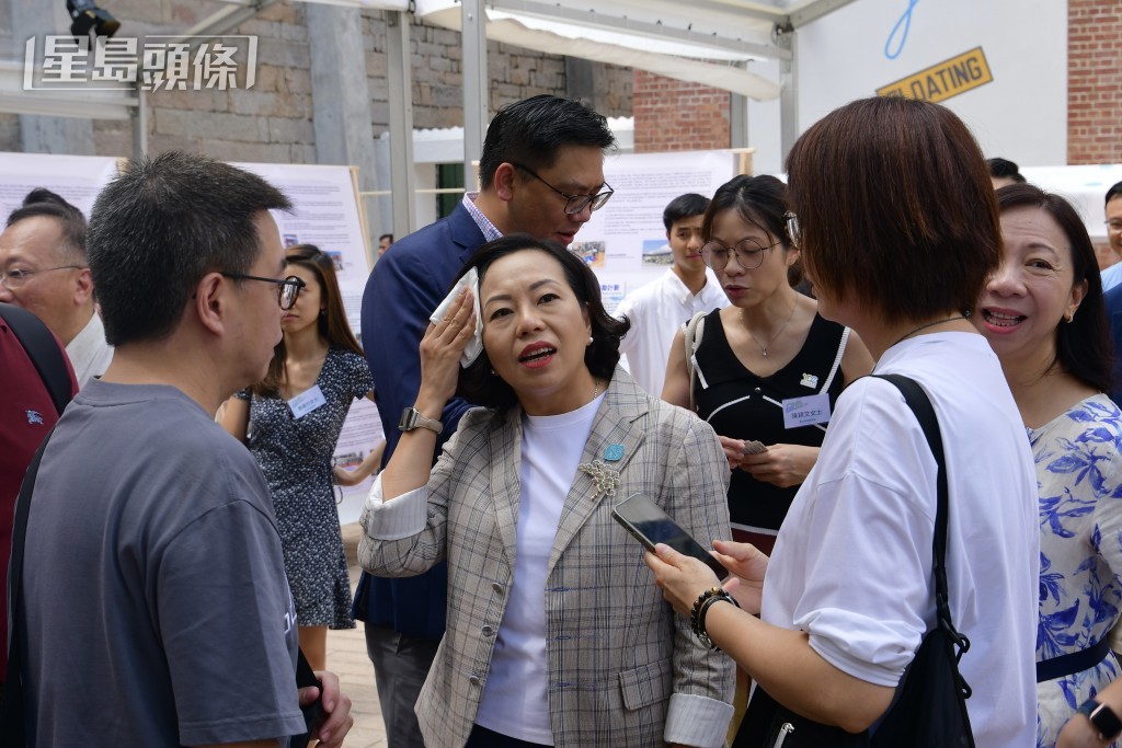 麥美娟表示歡迎真心實意為市民做事的愛國者參選區議會。歐樂年攝 麥美娟表示歡迎真心實意為市民做事的愛國者參選區議會。歐樂年攝