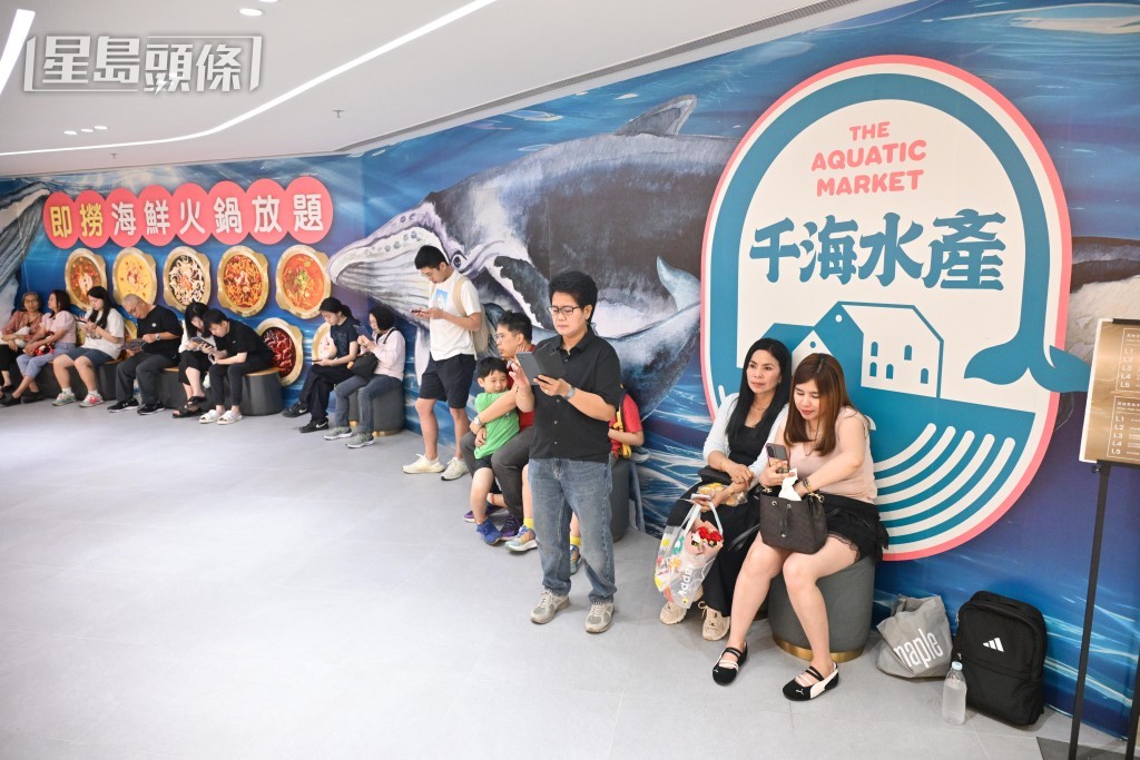 一間海鮮放題店，昨日及今日暫停所有優惠，變相每個時段加價20元，惟依然吸引不少市民排隊等候入座。