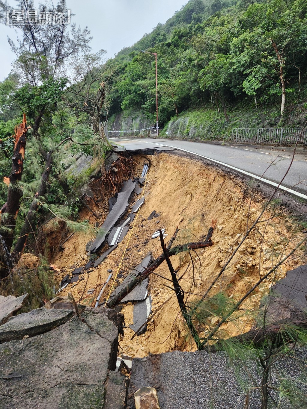 石澳道山泥傾瀉,引致其中一條行車線路陷,導致出入石澳及大浪灣的唯一道路封閉了超過一天。土木工程拓展署圖片 石澳道山泥傾瀉,引致其中一條行車線路陷,導致出入石澳及大浪灣的唯一道路封閉了超過一天。土木工程拓展署圖片