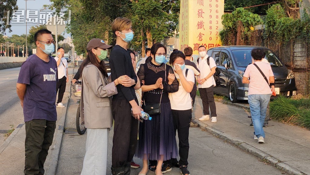 有女親友傷心痛哭，需要攙扶。