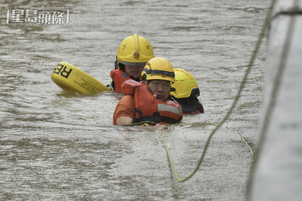 消防員遊繩拯救司機。陳浩元攝