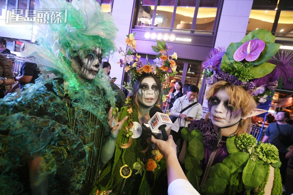 譚小姐(中)與朋友以「森林造型」到場。 譚小姐(中)與朋友以「森林造型」到場。