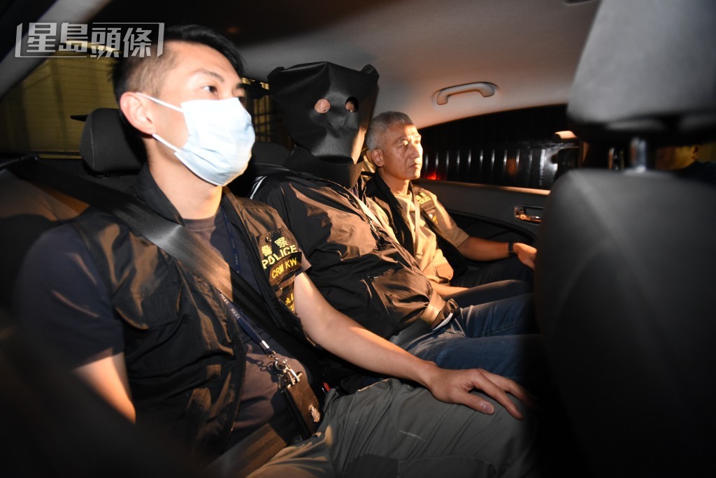 疑犯被黑布蒙頭，雙手被鎖上手銬，被押離西九龍總區警察總部。