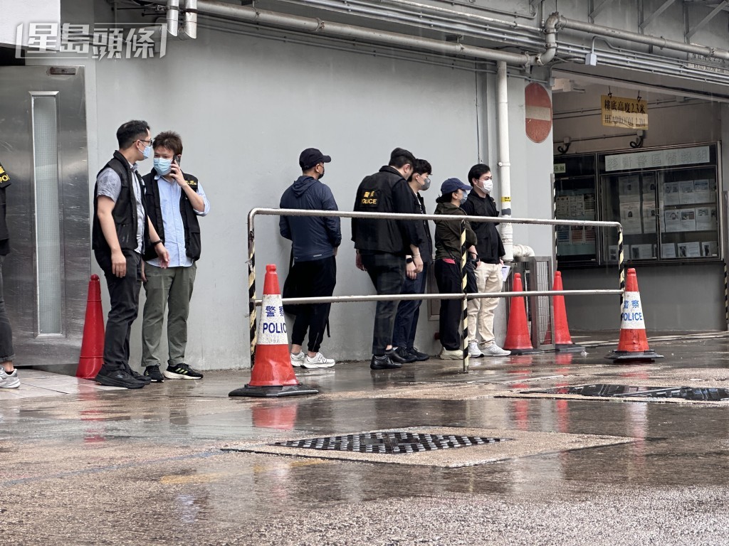 郑敬基的表妹及表妹夫(左六及左三),到青衣警署协助调查。梁国峰摄 郑敬基的表妹及表妹夫(左六及左三),到青衣警署协助调查。梁国峰摄
