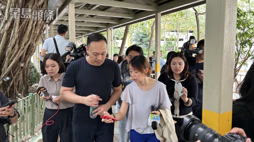 林先生替父母上樓執拾物品。蔡楚輝攝
