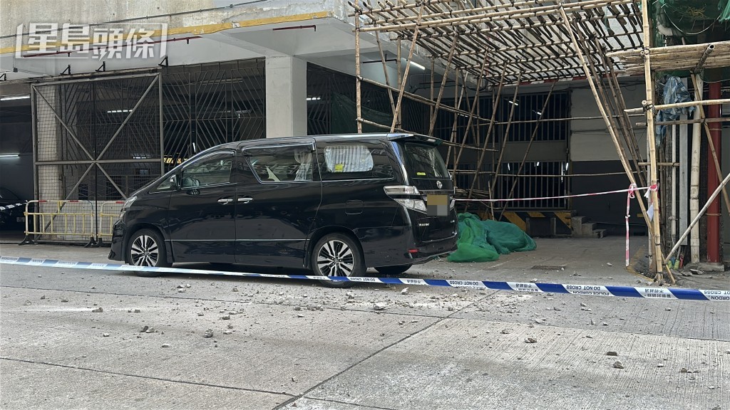 七人車被石屎擊中損毀。