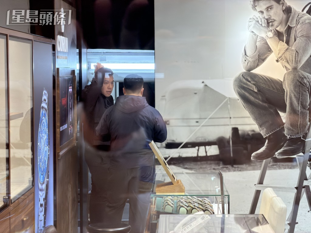 人員在店內調查。梁國峰攝