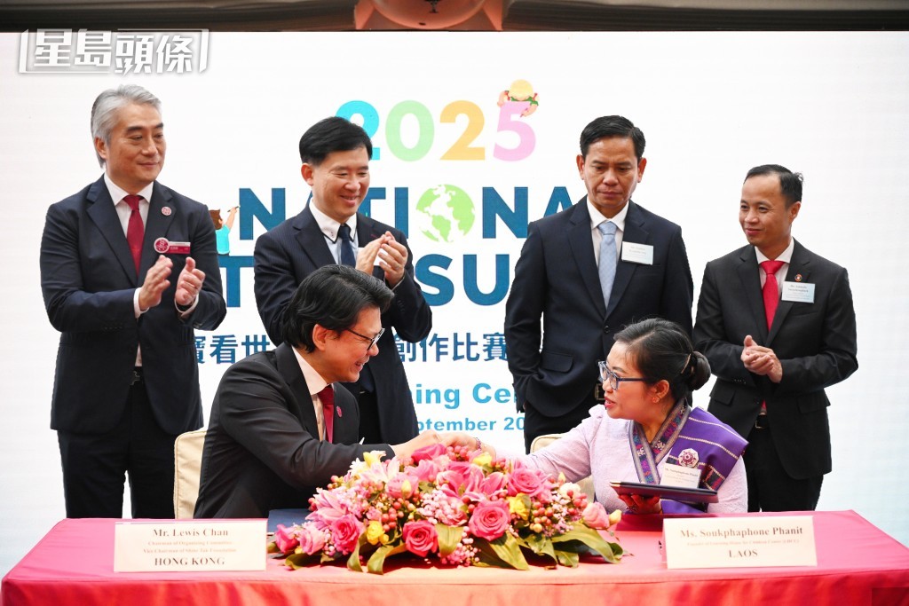 前排左起： 陳令絋、LHCC 創辦人 Ms. Soukphaphone Phanit。蘇正謙攝