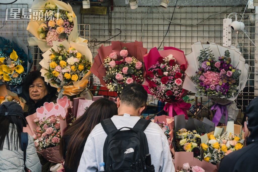 不少男士冒雨前來旺角花墟買花。汪旭峰攝