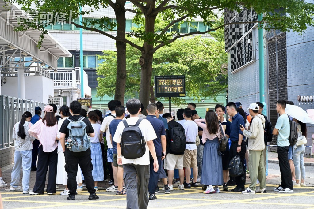 成功預約的市民等待安檢。蘇正謙攝 成功預約的市民等待安檢。蘇正謙攝
