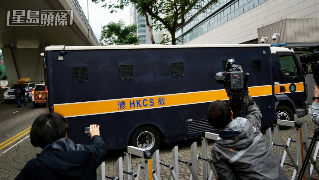 黎智英朝早由囚車押送往西九法院。蘇正謙攝 黎智英朝早由囚車押送往西九法院。蘇正謙攝