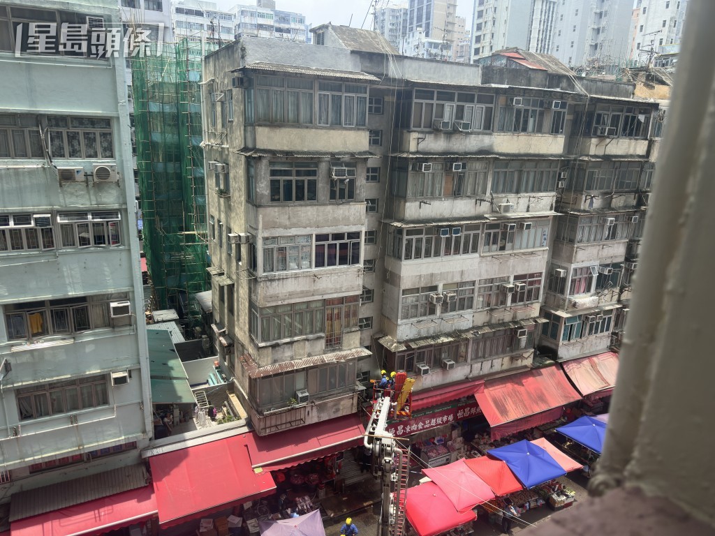 消防員升起雲梯進行救援。梁國峰攝 消防員升起雲梯進行救援。梁國峰攝