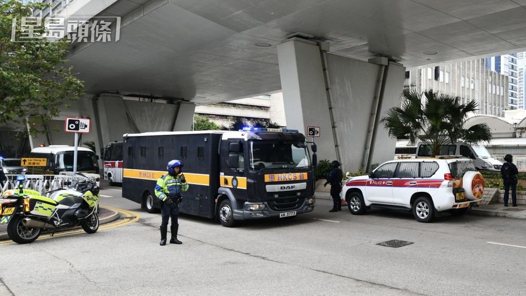 黎智英的囚車抵達法院時,警方封路荷槍戒備。盧江球攝 黎智英的囚車抵達法院時,警方封路荷槍戒備。盧江球攝