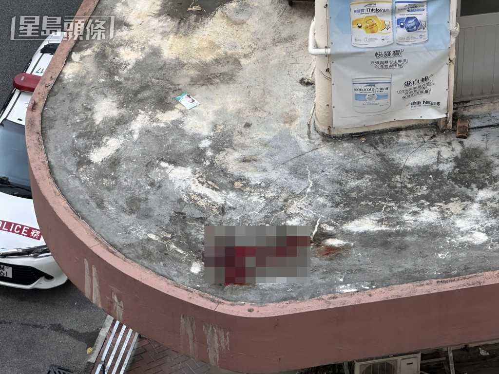 平台遺下大灘血迹。 平台遺下大灘血迹。