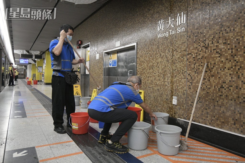 清潔工加緊清理站內天花滴水及泥跡。(陳浩元攝)