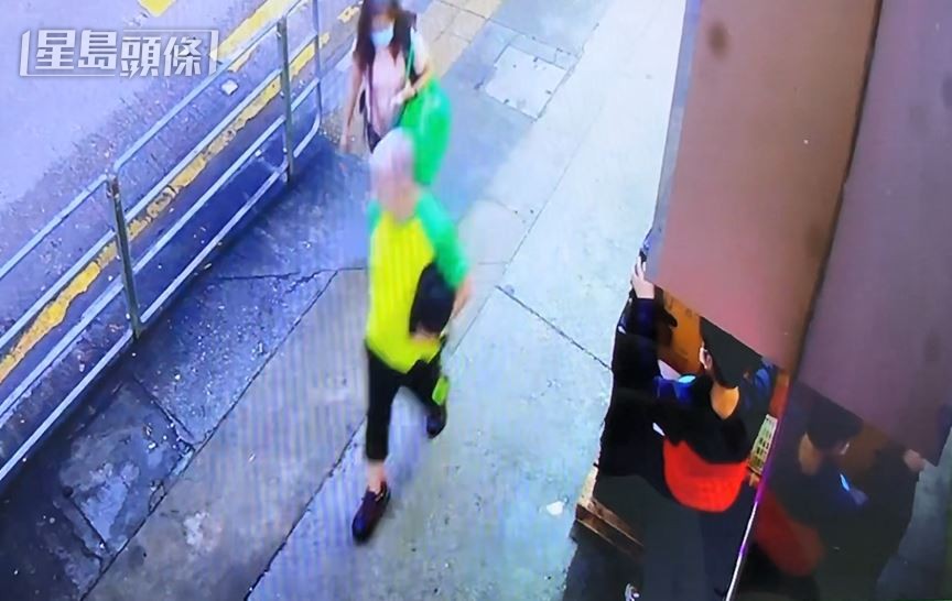 闭路电视拍下红黑风褛男子，拆开包裹生果箱的黑色胶带及保鲜纸。梁国峰摄