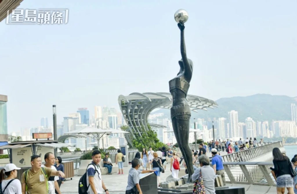 楊淑芬估計10月1日和2日，單日會有超過20萬人次的內地旅客訪港。