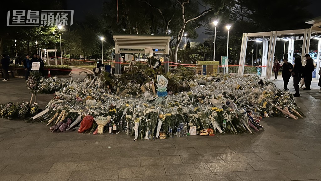 義工將鮮花暫時放置在一旁待清理。 義工將鮮花暫時放置在一旁待清理。