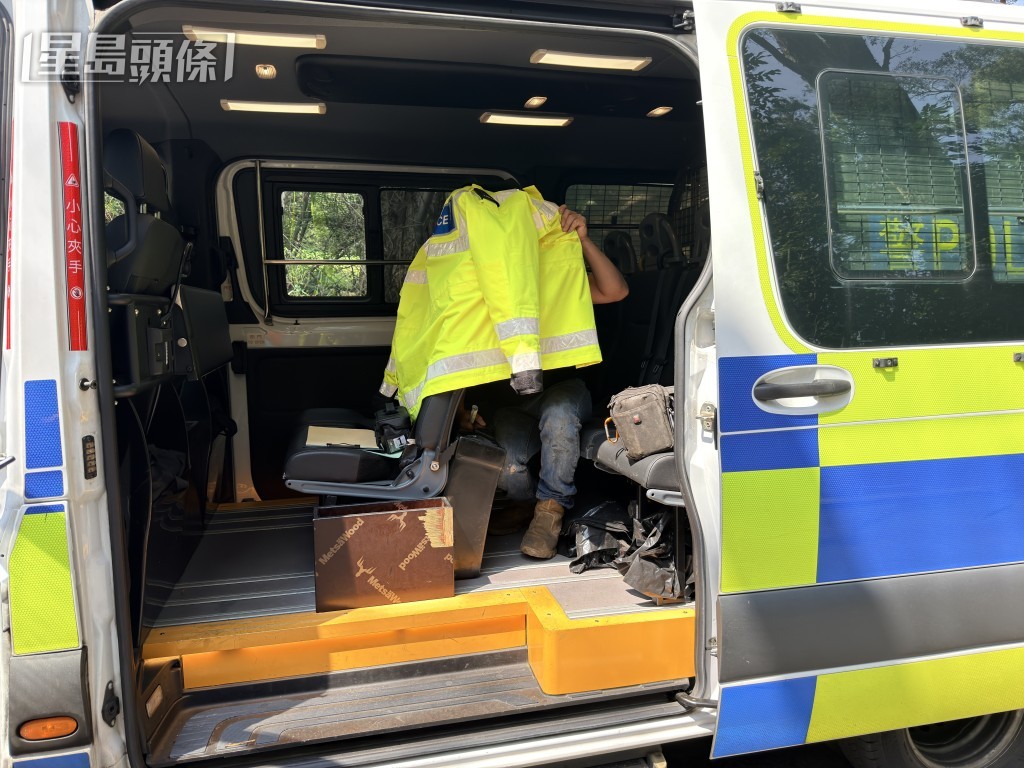 夾斗貨車司機被帶上警車調查。