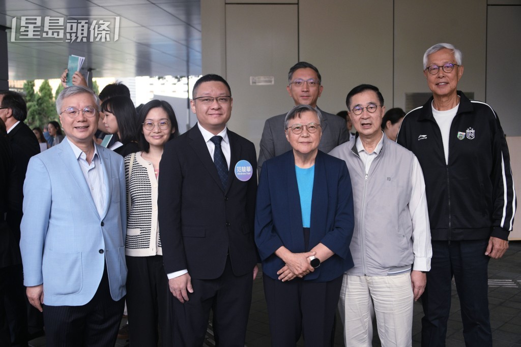 范駿華(左三)獲前警務處處長李明逵(右一)站台支持。 范駿華(左三)獲前警務處處長李明逵(右一)站台支持。