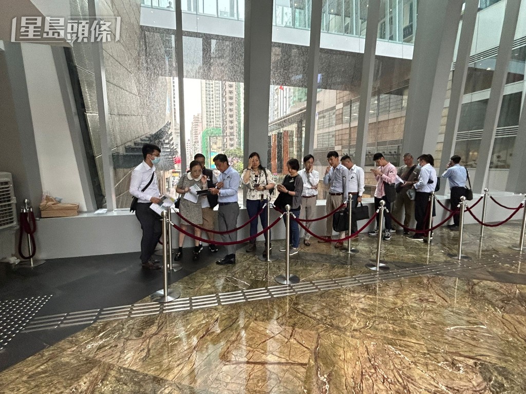 今日首日開放示範單位參觀,現場不時出現睇樓人流 今日首日開放示範單位參觀,現場不時出現睇樓人流