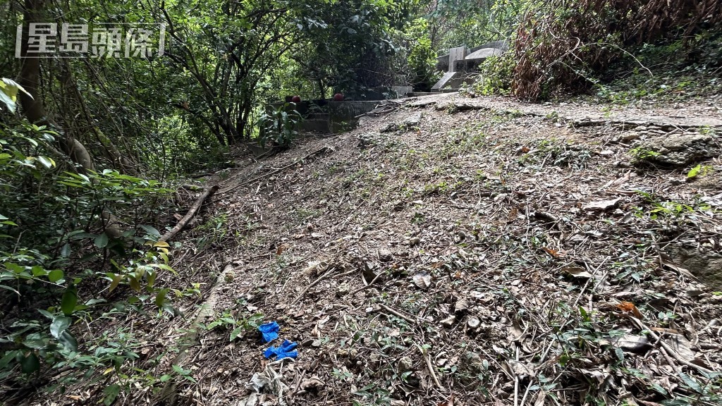 現場遺下急救手套。