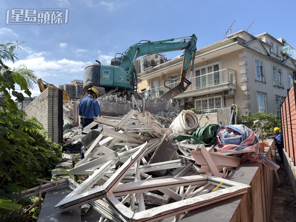 女工遭塌牆壓倒昏迷送院，其後死亡。