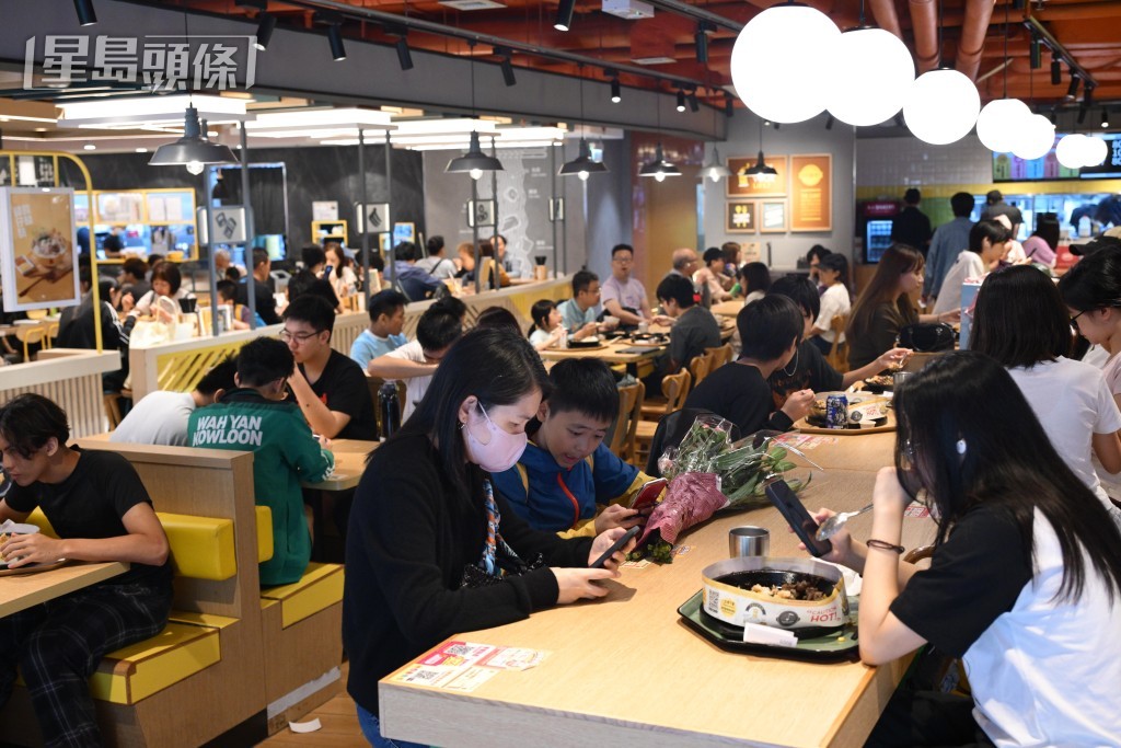 商場內人流不俗。
