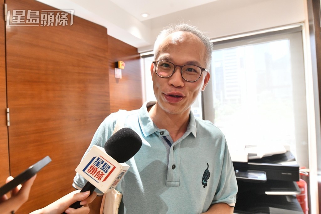 黃先生認為平日酒樓午市都大排長龍,對結業消息感到突然和詫異。楊婉婷攝 黃先生認為平日酒樓午市都大排長龍,對結業消息感到突然和詫異。楊婉婷攝