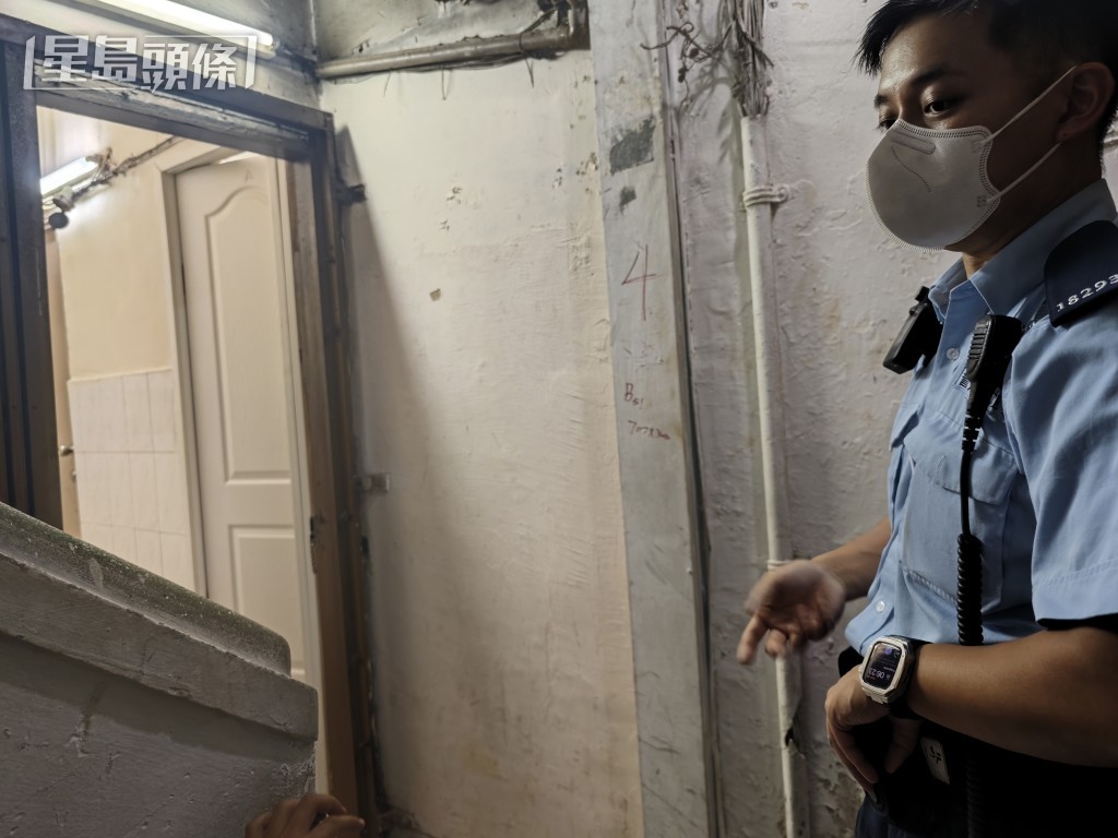 警員在單位外駐守。 警員在單位外駐守。