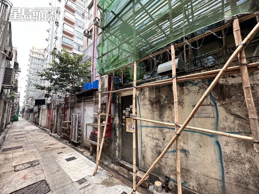 現場搭有棚架。梁國峰攝 現場搭有棚架。梁國峰攝