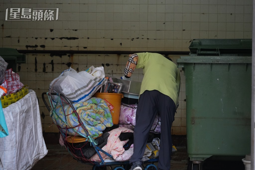 大量廢物被丟棄在大廈公眾範圍。資料圖片 大量廢物被丟棄在大廈公眾範圍。資料圖片