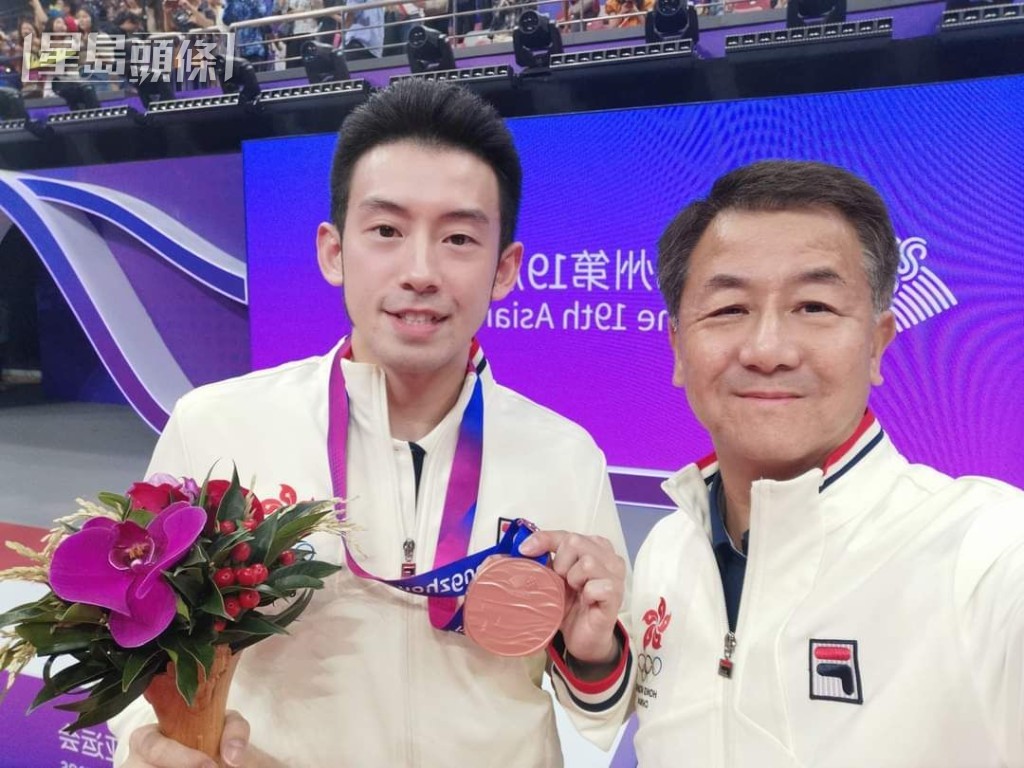 余国贤(右)与香港队铜牌得主黄镇廷(左)开心合照。 余国贤(右)与香港队铜牌得主黄镇廷(左)开心合照。