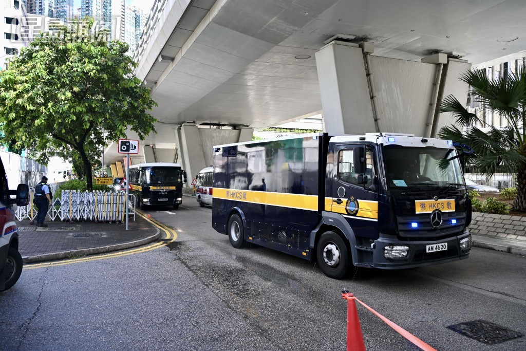 囚車今早抵法院。蘇正謙攝