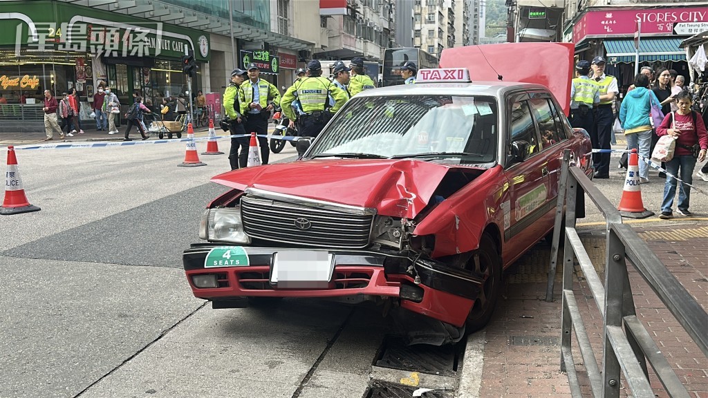 的士車頭損毀。