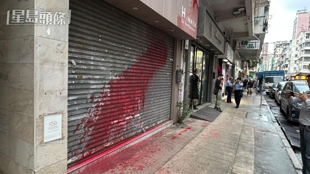 咖啡店的的招牌、鐵閘以至門外地面,均染成一片紅色。 咖啡店的的招牌、鐵閘以至門外地面,均染成一片紅色。