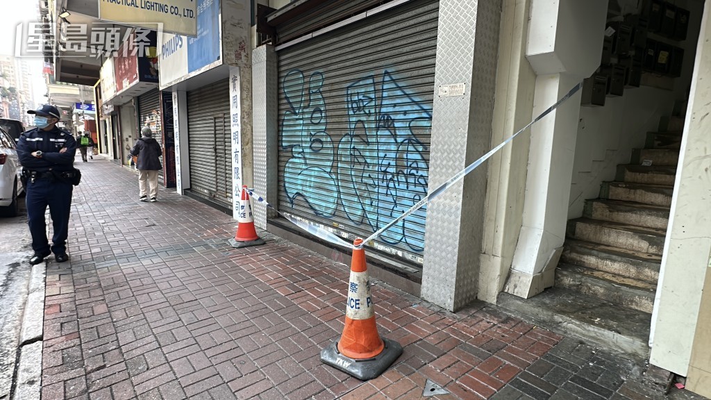 警員圍封涉事大廈單位調查。劉漢權攝 警員圍封涉事大廈單位調查。劉漢權攝