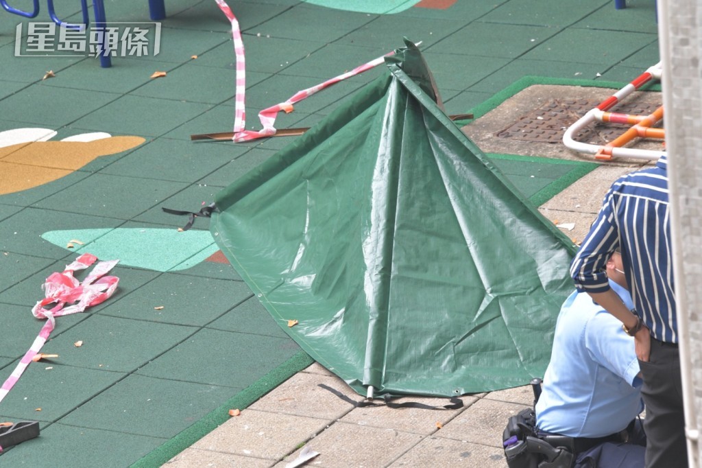 救援人員到場,證實墮樓男子當場不治。楊偉亨攝 救援人員到場,證實墮樓男子當場不治。楊偉亨攝