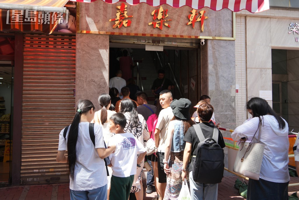 前來「嘉樂軒」用膳的旅行團客魚貫而入。吳艷玲攝 前來「嘉樂軒」用膳的旅行團客魚貫而入。吳艷玲攝