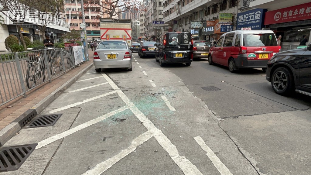 現場玻璃碎滿地。楊偉亨攝 現場玻璃碎滿地。楊偉亨攝