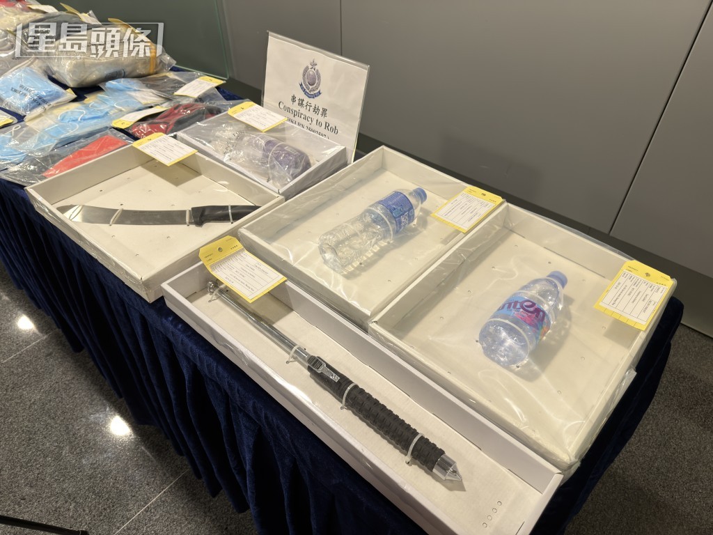 警方拘捕15人,檢獲大批證物。梁國峰攝 警方拘捕15人,檢獲大批證物。梁國峰攝